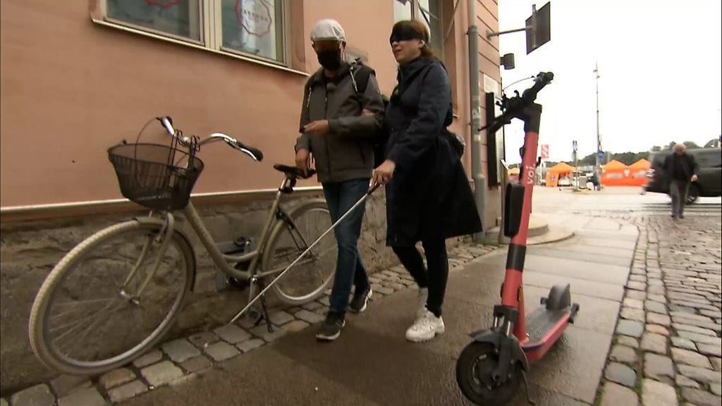 Sähköpotkulaudat vaaraksi näkövammaisille, sanoo liitto – Helsingin apulaispormestari lähti mukaan testaamaan