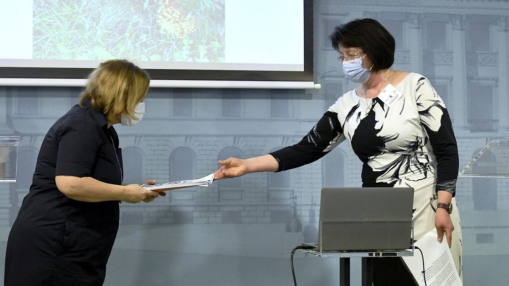 Elämän loppuvaiheen asiantuntijaryhmän puheenjohtaja Kristiina Tyynelä-Korhonen (oikealla) luovutti ryhmän loppuraporttia perhe- ja peruspalveluministeri Krista Kiurulle (sd.).