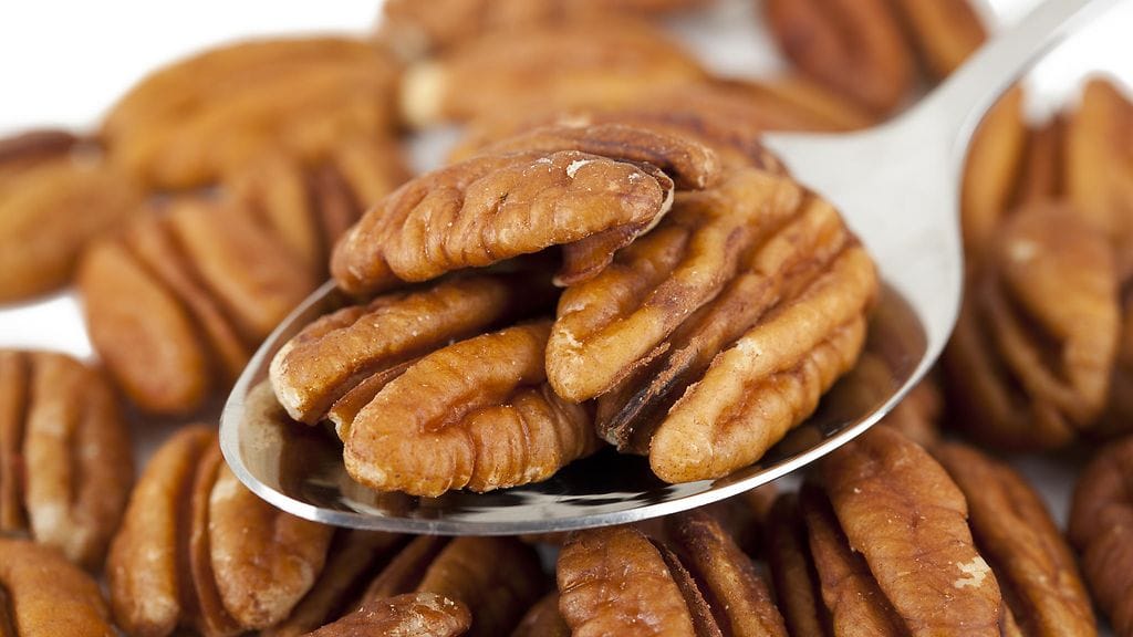 Yhdysvaltalaistutkimuksen mukaan tavallisten välipalojen vaihtaminen kouralliseen pekaanipähkinöitä parantaa kolesterolitasoja ja ruokavalion yleistä laatua.