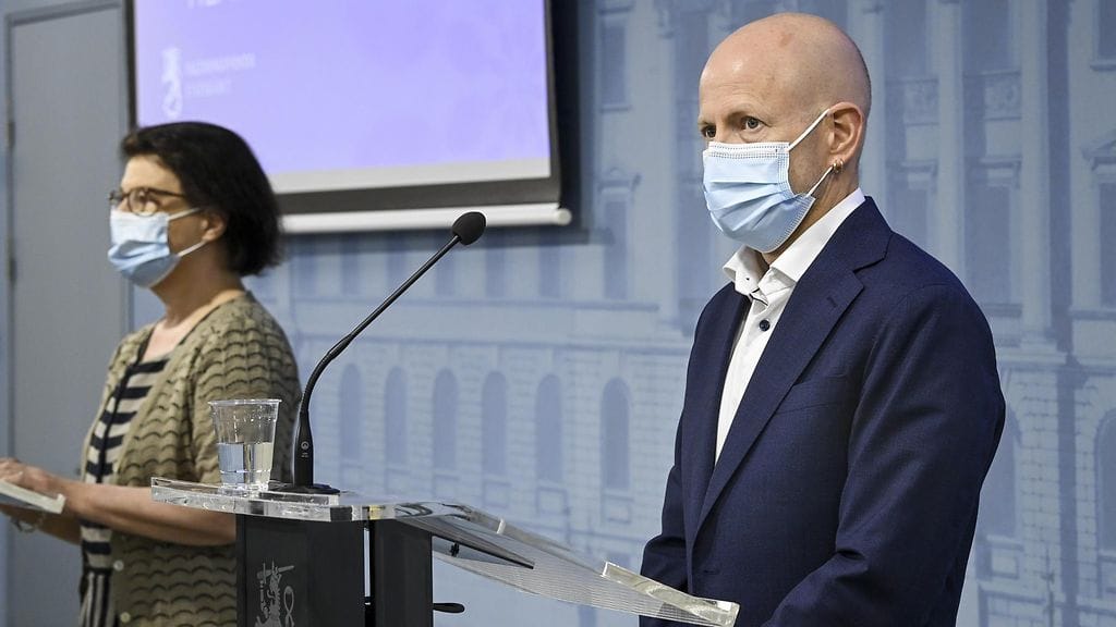 STM:n strategiajohtaja Liisa-Maria Voipio-Pulkki ja THL:n ylilääkäri Otto Helve sosiaali- ja terveysministeriön ja Terveyden ja hyvinvoinnin laitoksen koronavirustilanteen tilannekatsauksessa Helsingissä 2. syyskuuta 2021.