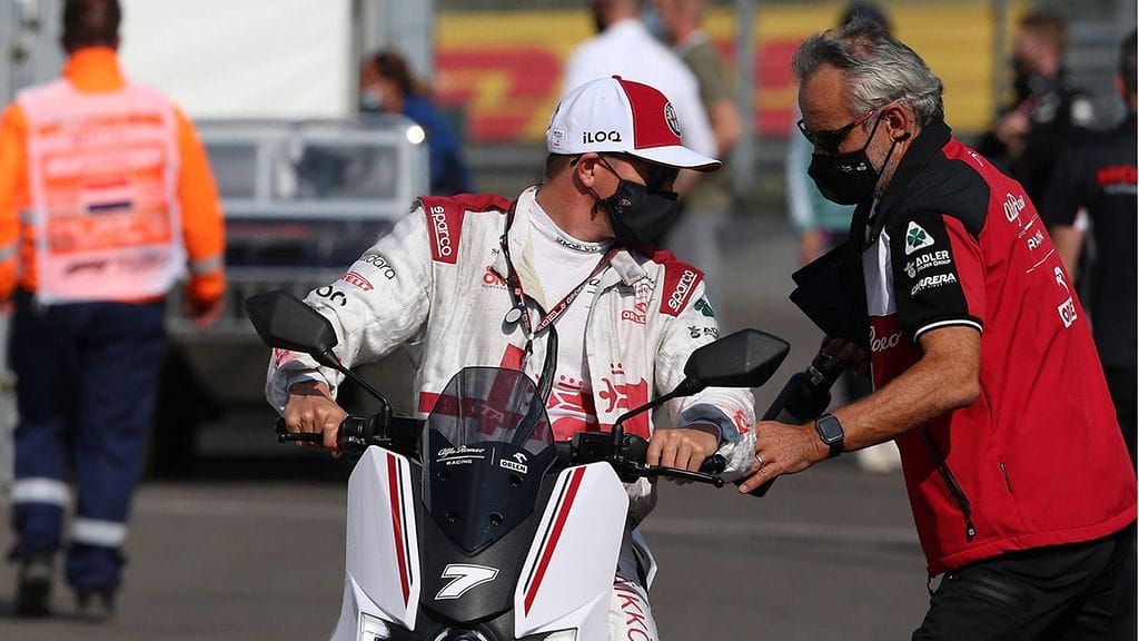 Kimi Räikkönen tarjosi tiiminsä jäsenelle skootterikyydin perjantain harjoituksissa.