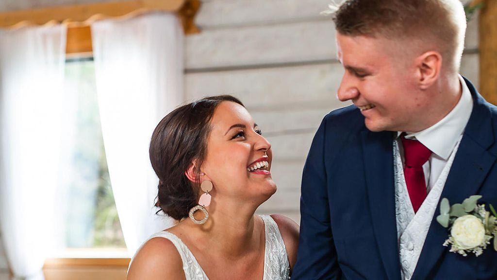 Tuula ja Miika ajautuivat hämmentävään keskusteluun kahvinkeittimistä hääateriallaan.