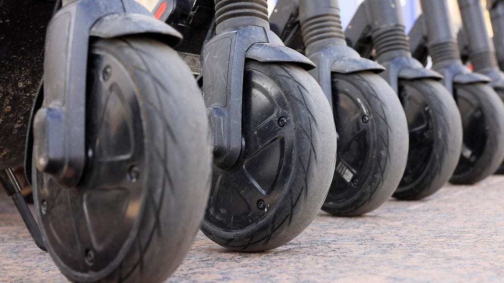 Sähköpotkulautailija törmäsi jalankulkijaan Konepajankadun ja Ratakadun risteyksessä Vaasassa. Kuvituskuva.