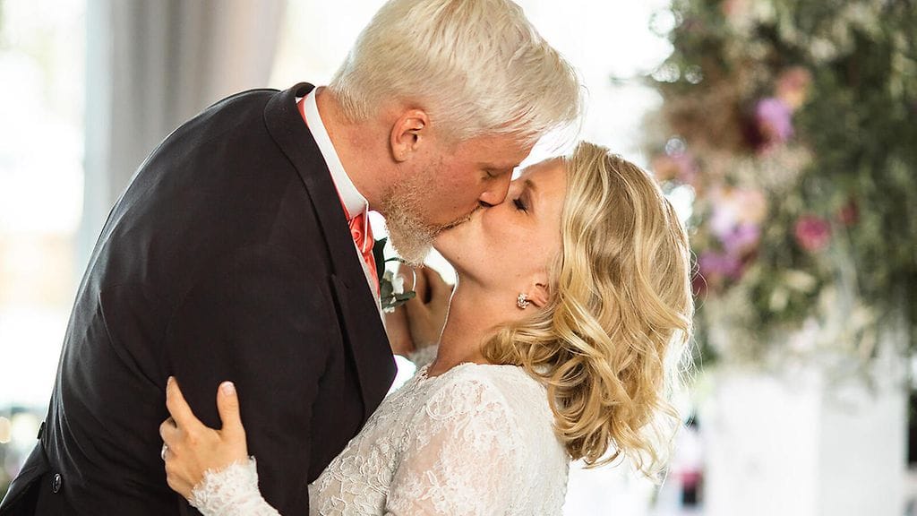 Larin ja Niinan häissä nähtiin useampi intohimoinen suudelma.