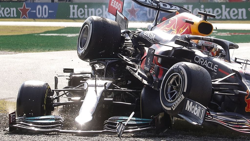 Max Verstappen ja Lewis Hamilton päätyivät kolarinsa jälkeen ulos hiekalle – Verstappenin Red Bull Hamiltonin Mercedeksen päällä.