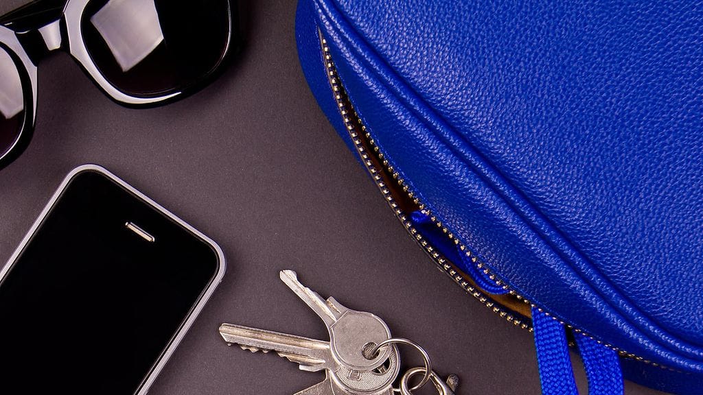 Khloen tilaamaan käsilaukkuun ei puhelin mahtunut. Kuvituskuva.