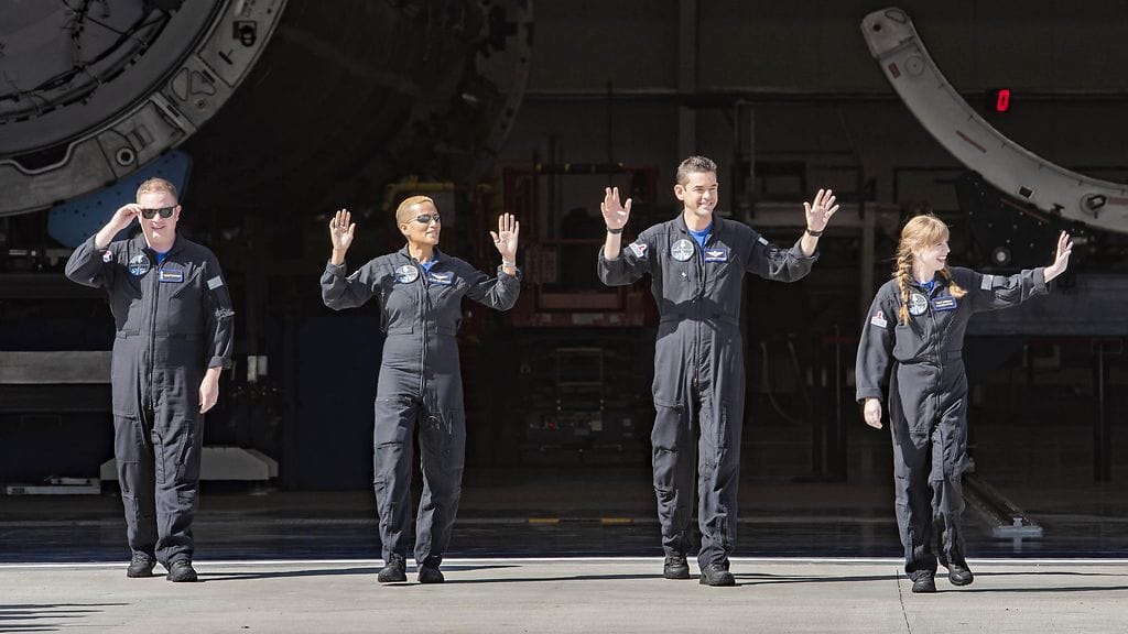 SpaceX avaruuslennon siviilimiehistö. Jared Isaacman keskellä oikealla.