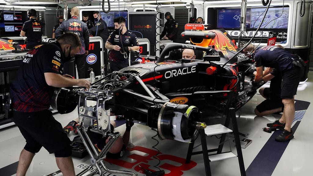 Max Verstappenin autoon asennettiin perjantaina uusi voimayksikkö.