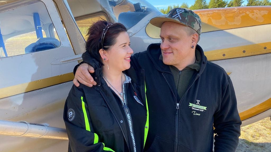 Susanna Hypen ja Timo Ranta koneen vieressä.