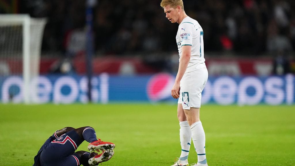 Kevin De Bruyne selvisi varoituksella taklattuaan Idrissa Gueyea rumasti.