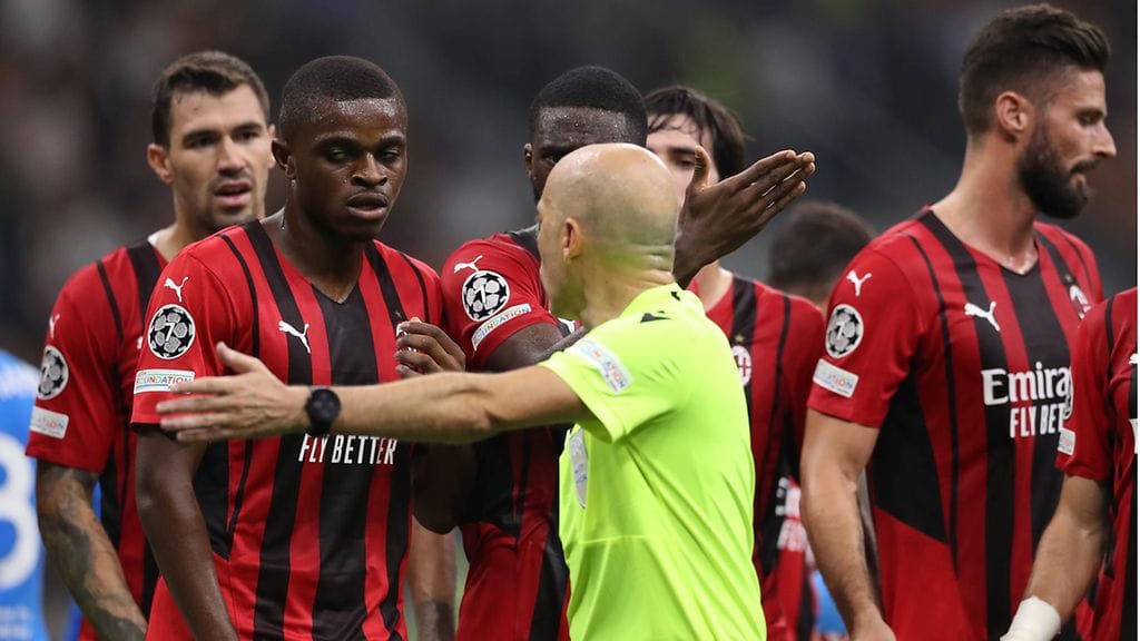 Atletico Madrid sai lisäajalla rangaistuspotkun AC Milan -pelaajien protestoinnista huolimatta.