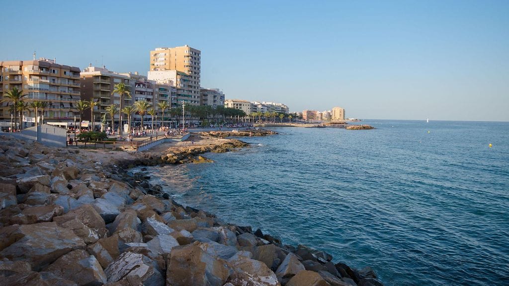 Kuvituskuvassa Torreviejan kaupunki Espanjassa 2014.