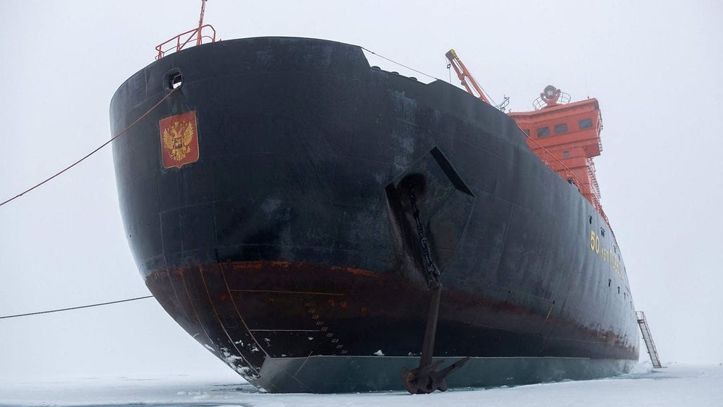 Venäläinen ydinjäämurtaja 50 Let Pobedy pohjoisnavalla elokuussa 2021. Keulaa koristaa Venäjän vaakuna.