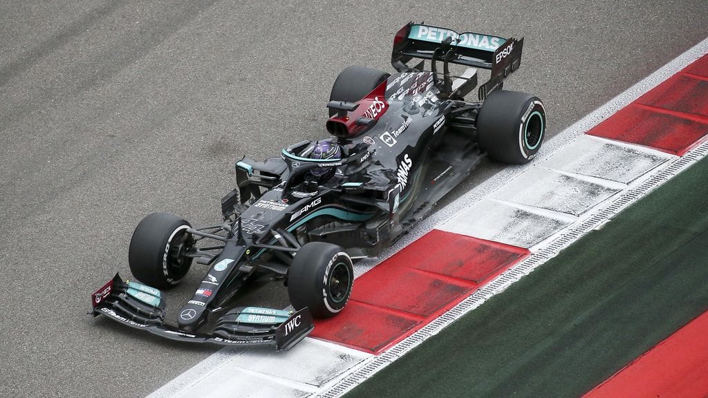 Lewis Hamilton johtaa MM-sarjaa kahdella pisteellä, mutta Turkin GP:ssä hän saa lähtöruuturangaistuksen.