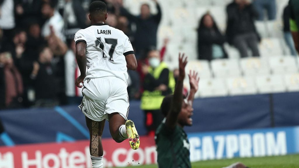 Sporting protestoi Cyle Larinin tekemää ja videotarkistelun jälkeen hyväksyttyä maalia.