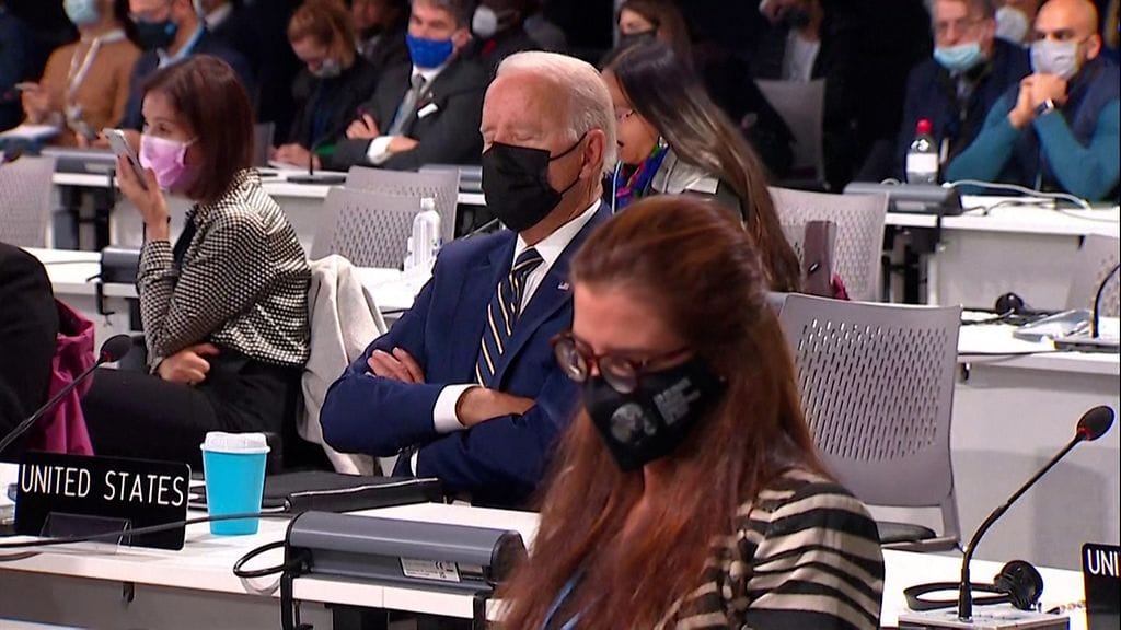 "Nukku-Joe" Biden Glasgow'n ilmastokokouksessa.