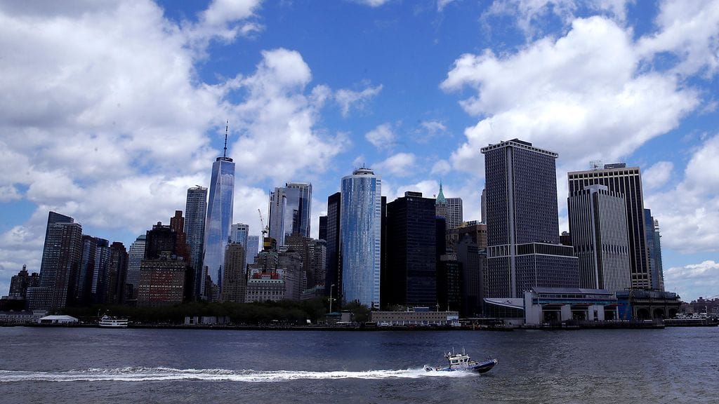 Ylös kurottelevat suuret pilvenpiirtäjät painavat New Yorkia alaspäin.