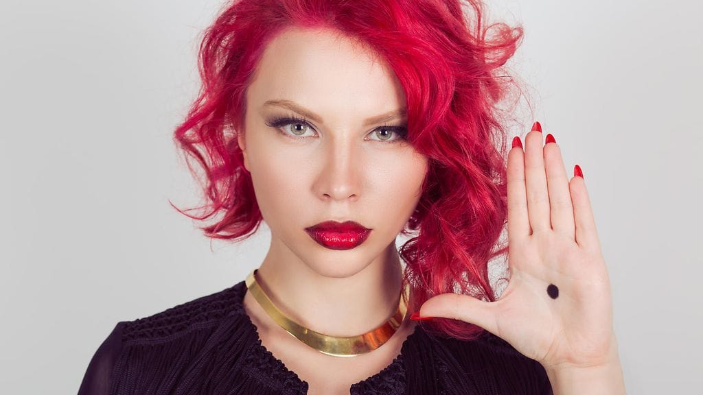 musta piste kämmenessä, lähisuhdeväkivalta