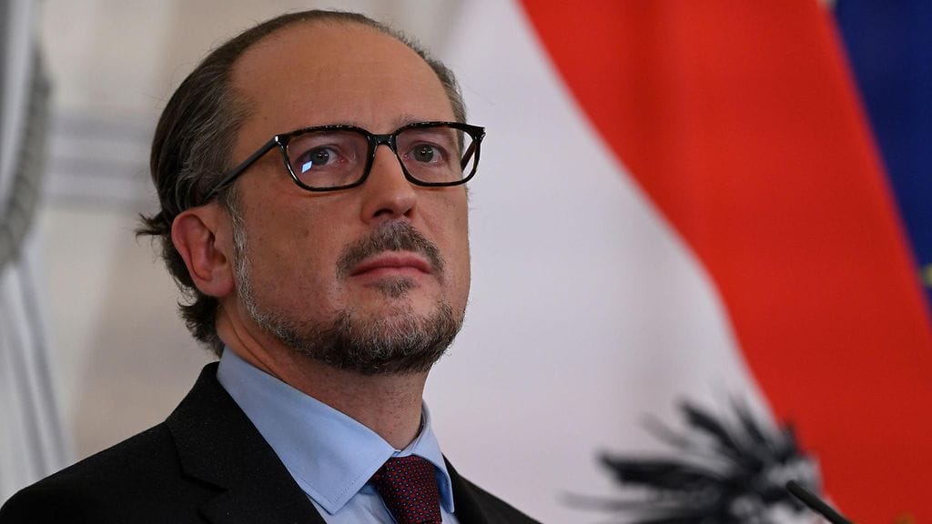 Itävallassa halutaan käyttöön maanlaajuinen koronasulku niille, jotka eivät ole ottaneet koronarokotuksia tai sairastaneet koronaa, kertoi liittokansleri Alexander Schallenberg lehdistötilaisuudessa perjantaina.