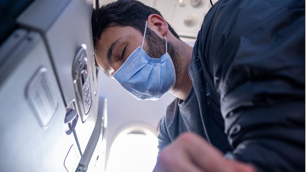 Lentokoneessa nukkuminen voi olla hankalaa pään retkahtamisen vuoksi. Kuvituskuva.