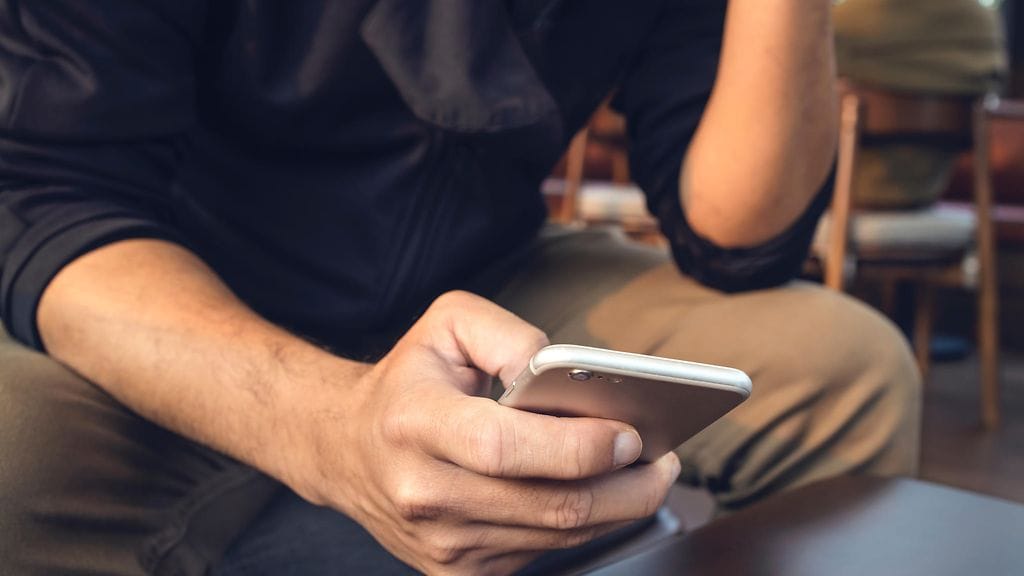 Tylsyyden lievittämisen tarve saa ihmiset ahmimaan esimerkiksi sosiaalista mediaa tai roikkumaan älypuhelimensa ääressä, kun tämä näyttää vain pahentavan tilannetta. Kuvituskuva.