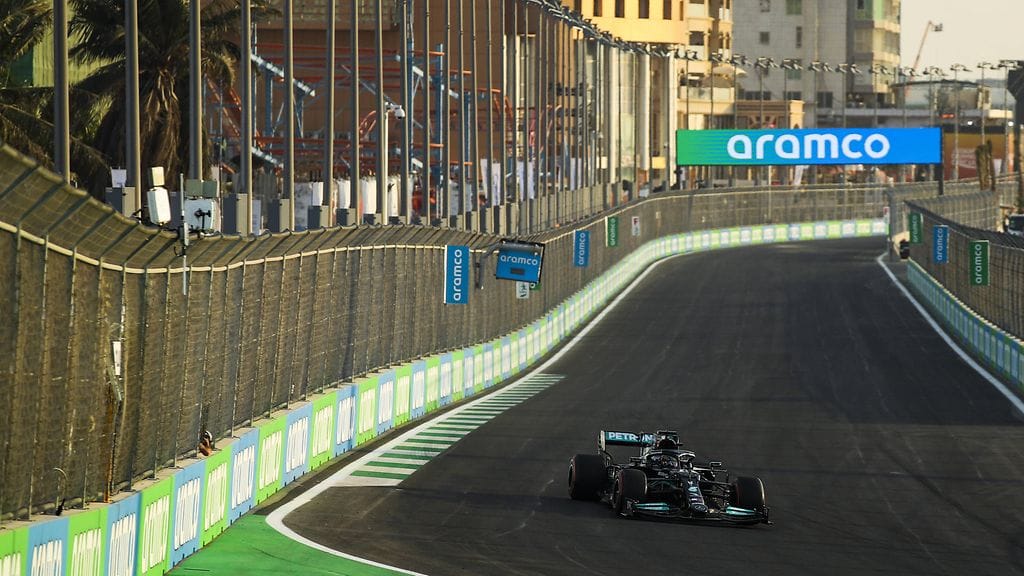 Lewis Hamilton vei nimiinsä historian ensimmäisen Saudi-Arabiassa ajetun F1-session.