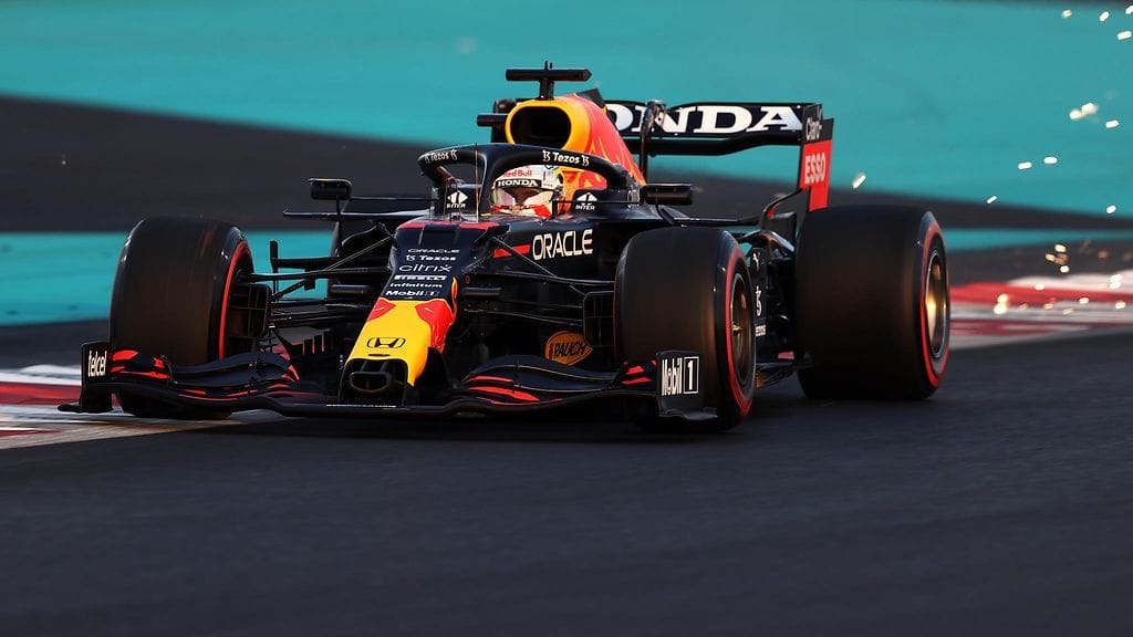 Max Verstappen tykitti paalupaikalle kolmen kymmenyksen erolla ennen Lewis Hamiltonia.