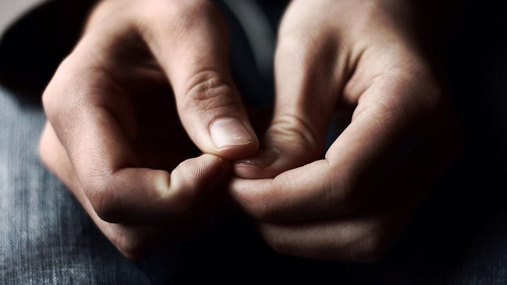 Niksissä vasemman peukalon nivelen päällä olevissa rypyissä olisi tarkoitus havaita kirjain tai kirjaimia.