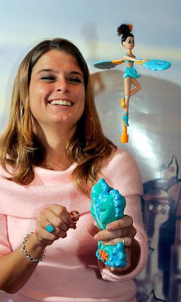 Britt Lyman esittelee uudistettua Sky Dancers -tyyppistä lelua 2005.