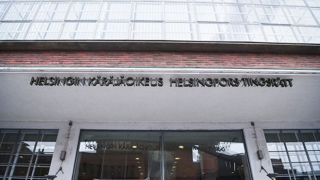 Syyttäjä vaatii pojalle rangaistusta nuorena henkilönä tehdyistä taposta, varkaudesta ja törkeästä ryöstöstä.