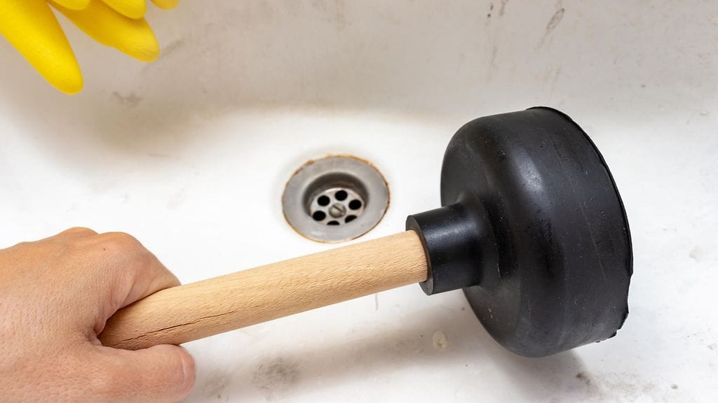 "Viemäripumpulla avaamista voi periaatteessa kokeilla, mutta monesta kotitaloudesta sellaista ei enää löydy."