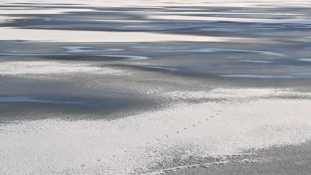 Pelastuslaitokselta muistutetaan, että lämpötilavaihteluiden myötä myös railoja esiintyy, ja niihiin tulee kiinnittää huomiota. Kuvituskuva.