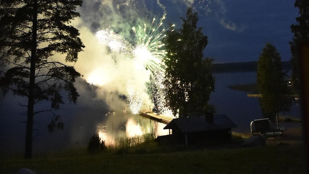 Suojalasit ovat tehokas keino välttää ilotulitteiden riskejä.