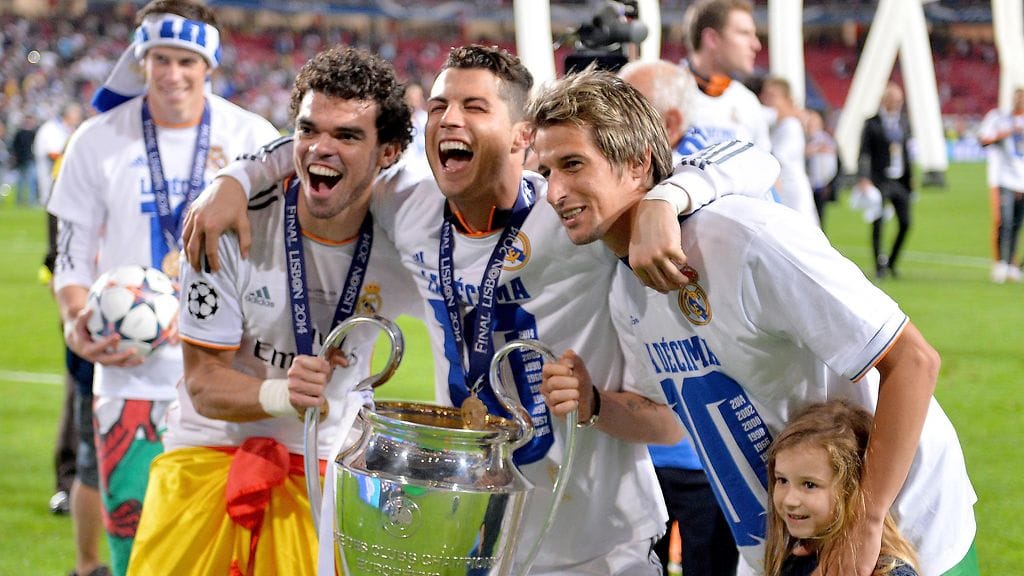Fabio Coentrao juhlimassa Mestarien liigan voittoa Cristiano Ronaldon ja Pepen kanssa.