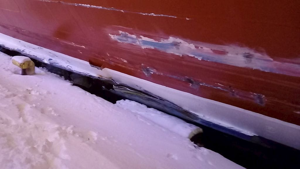 Lähikuva Viking Linen M/S Gabriellan naarmusta.