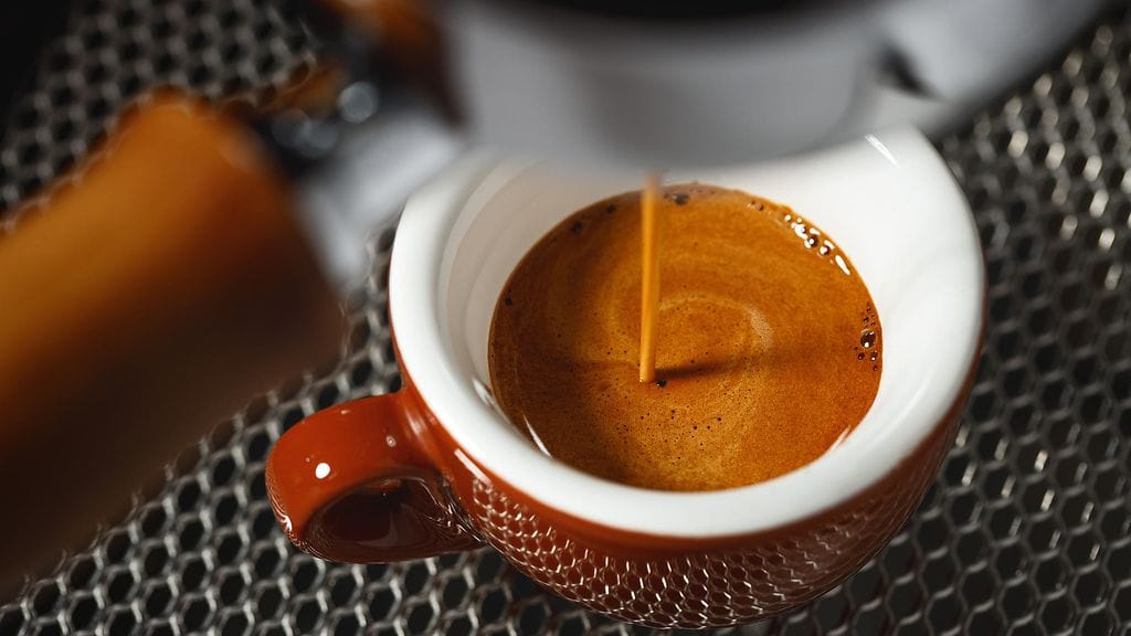 Espresson valmistamiseen tarvitaan kone, joka pystyy valuttamaan vettä riittävällä paineella.