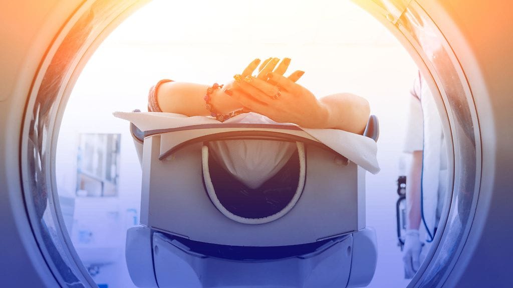 Menetelmässä tekoäly kohdistaa sädehoitoa sitä tarvitseville alueille tietokonekerroskuvauksesta saatujen tietojen avulla. Kuvituskuva.