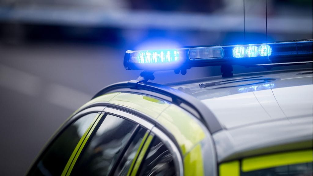 Iäkäs englantilaismies jäi poliisin haaviin keskiviikkona. Pysäytyksen yhteydessä kävi ilmi, että hän oli ajanut autolla peräti 72 vuotta ilman ajokorttia. Kuvituskuva.