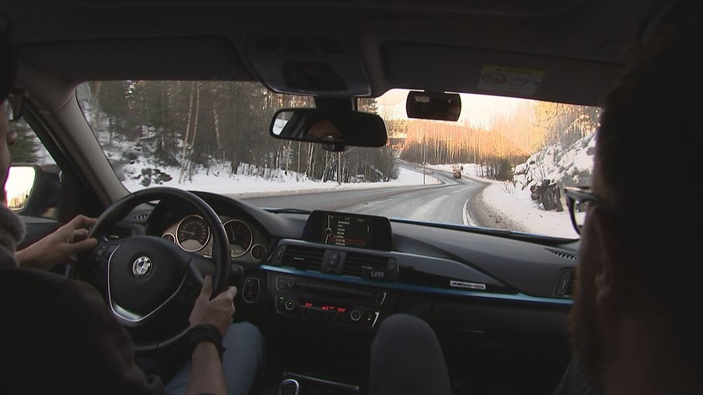 Autokoulun oppilas ajoharjoittelussa. Kuvituskuva.