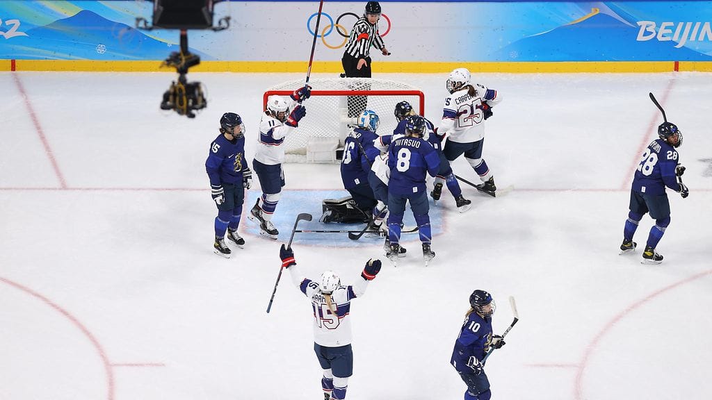 Suomen naisten jääkiekkomaajoukkue kärsi 2-5-tappion Yhdysvalloille olympialaisten avausottelussa.
