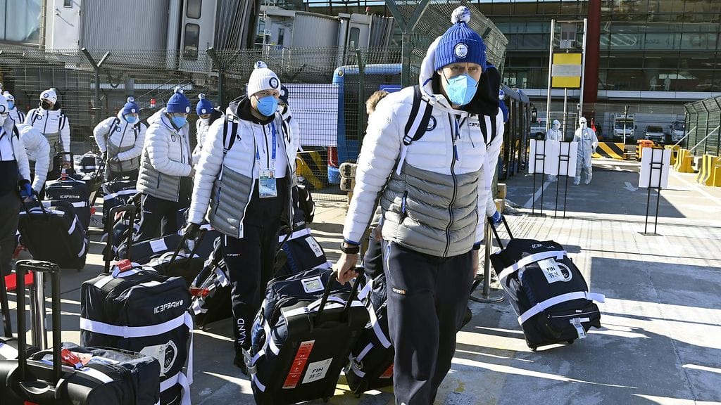Marko Anttila muun Leijonat-joukkueen kanssa Pekingin lentokentällä torstaina 3. helmikuuta.