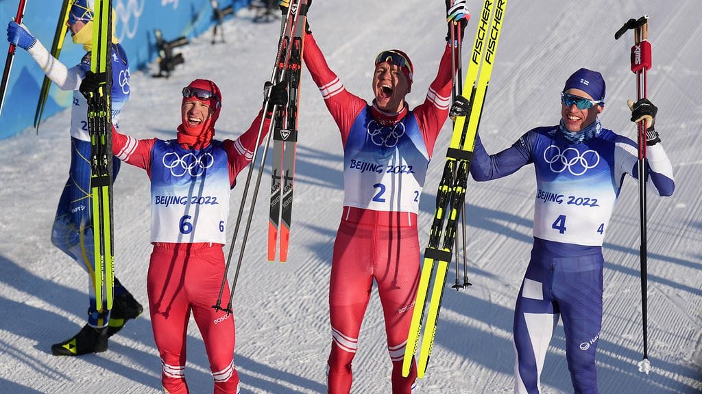 Denis Spitsov (vasemmalla), Aleksandr Bolshunov ja Iivo Niskanen veivät mitalit miesten yhdistelmähiihdossa.