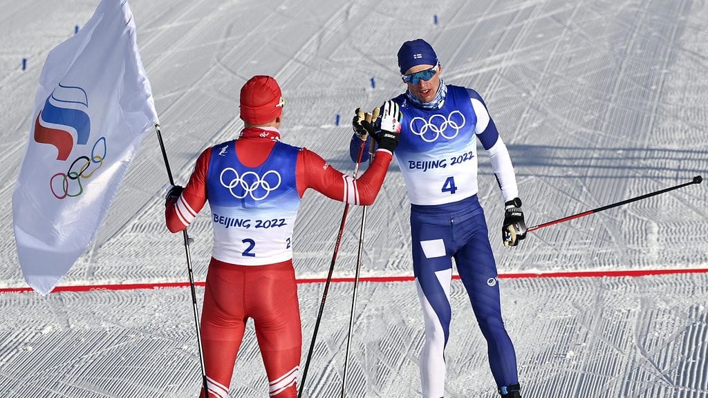 Aleksandr Bolshunov ja Iivo Niskanen löivät rehdisti kättä päälle olympiakisan maalissa.
