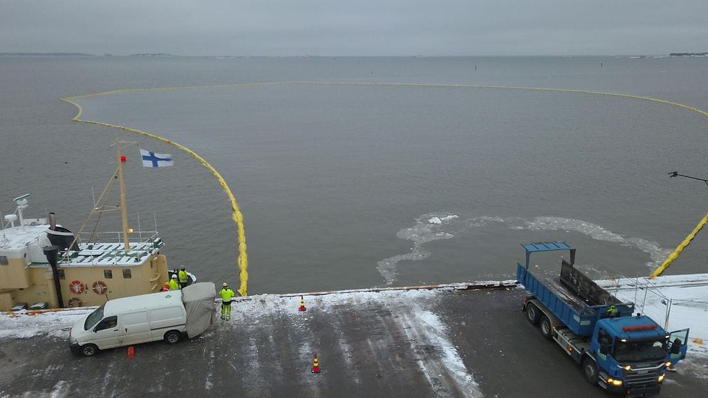 Hernesaaren verhopuomi kuvattuna ilmasta lumen vastaanottopaikalla.