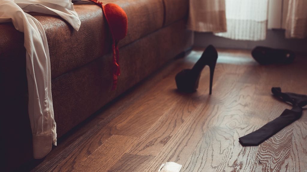 Seksikohtaamisen jälkiä huoneessa