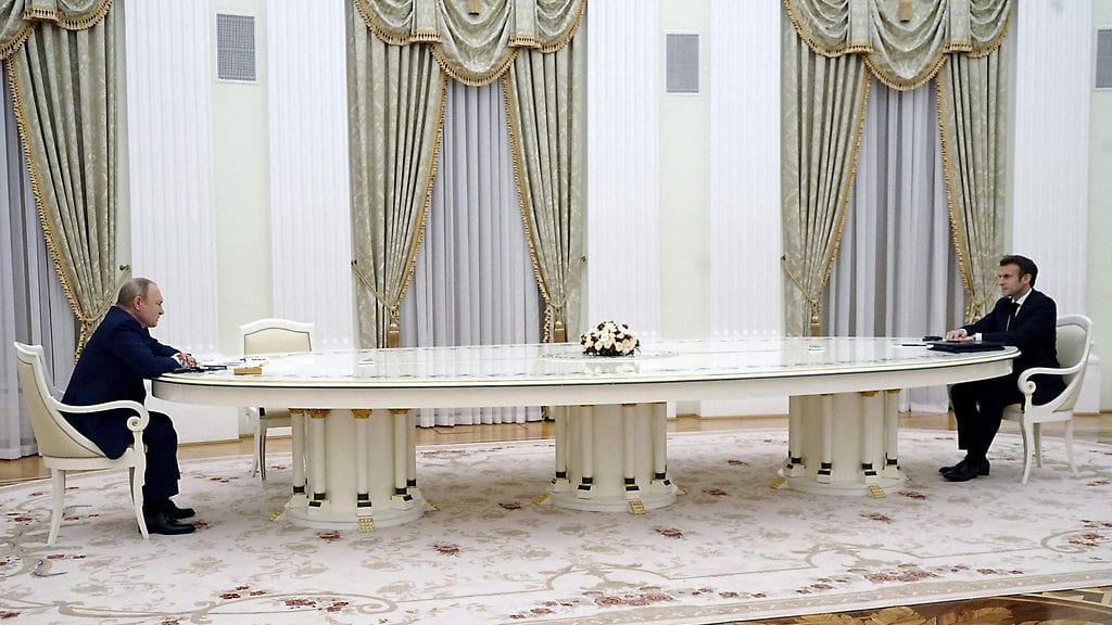 Suuri pöytä varasti osan huomiosta Venäjän Putinin ja Ranskan Macronin välisissä neuvotteluissa.