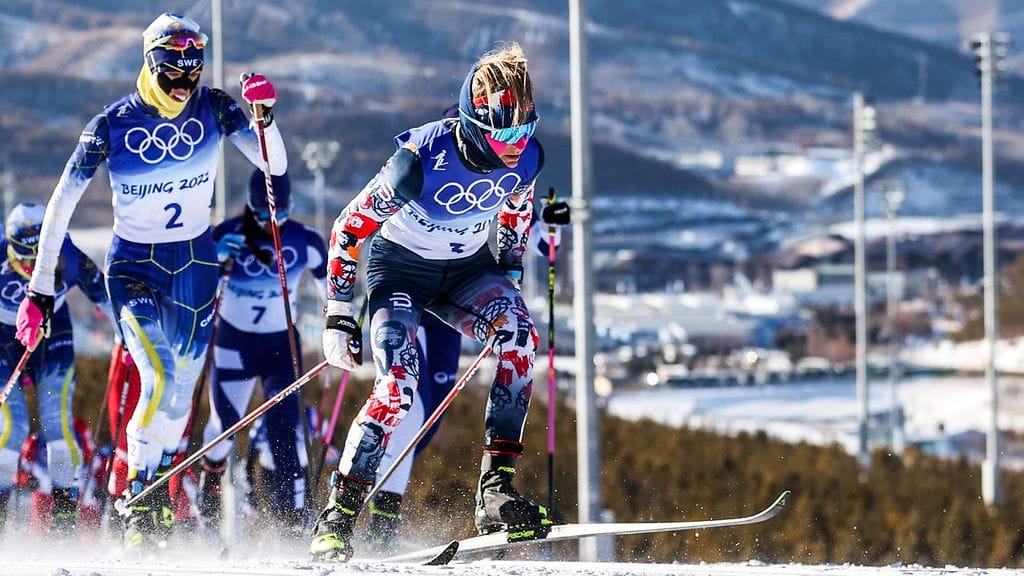 Therese Johaug (oik.) antoi suoran mielipiteen Frida Karlssonin (vas.) kisakunnosta.