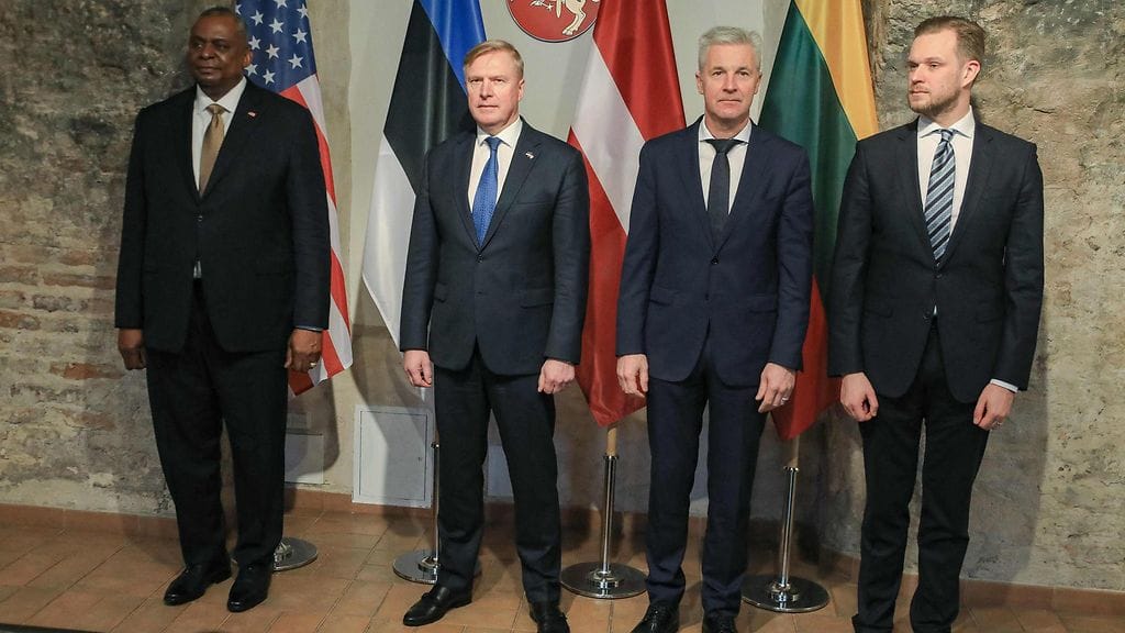 Yhdysvaltain puolustusministeri Lloyd Austin (vas.), Viron puolustusministeri Kalle Laanet sekä Latvian puolustusministeri ja Liettuan ulkoministeri Artis Pabriks Austin tapasivat lauantaina Vilnassa, Liettuassa.