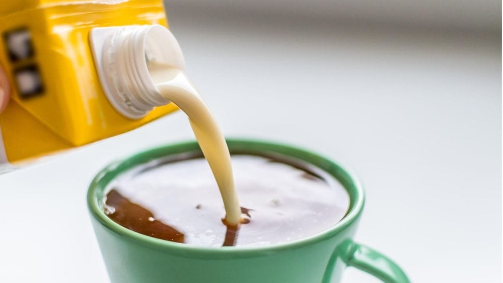 Markkinoilla on useita erilaisia kasvimaitoa. Kuvituskuva.