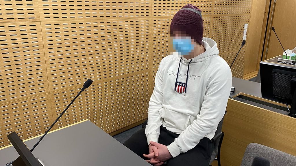 Rankoista seksuaalirikoksista syytetty nuori mies ei peitellyt kasvojaan medialta käräjäoikeudessa.